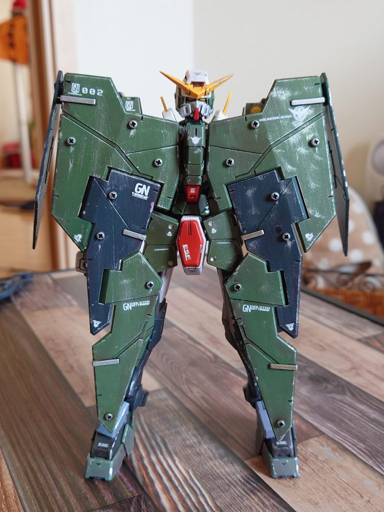 ホームセンターで、小さいネジを買ってきて、シールドに付けて見ました。盛り上がってるので、作りながら「これ、玉当たったら、跳弾する材ぞ！」なんてロックオンに怒られる妄想してました。