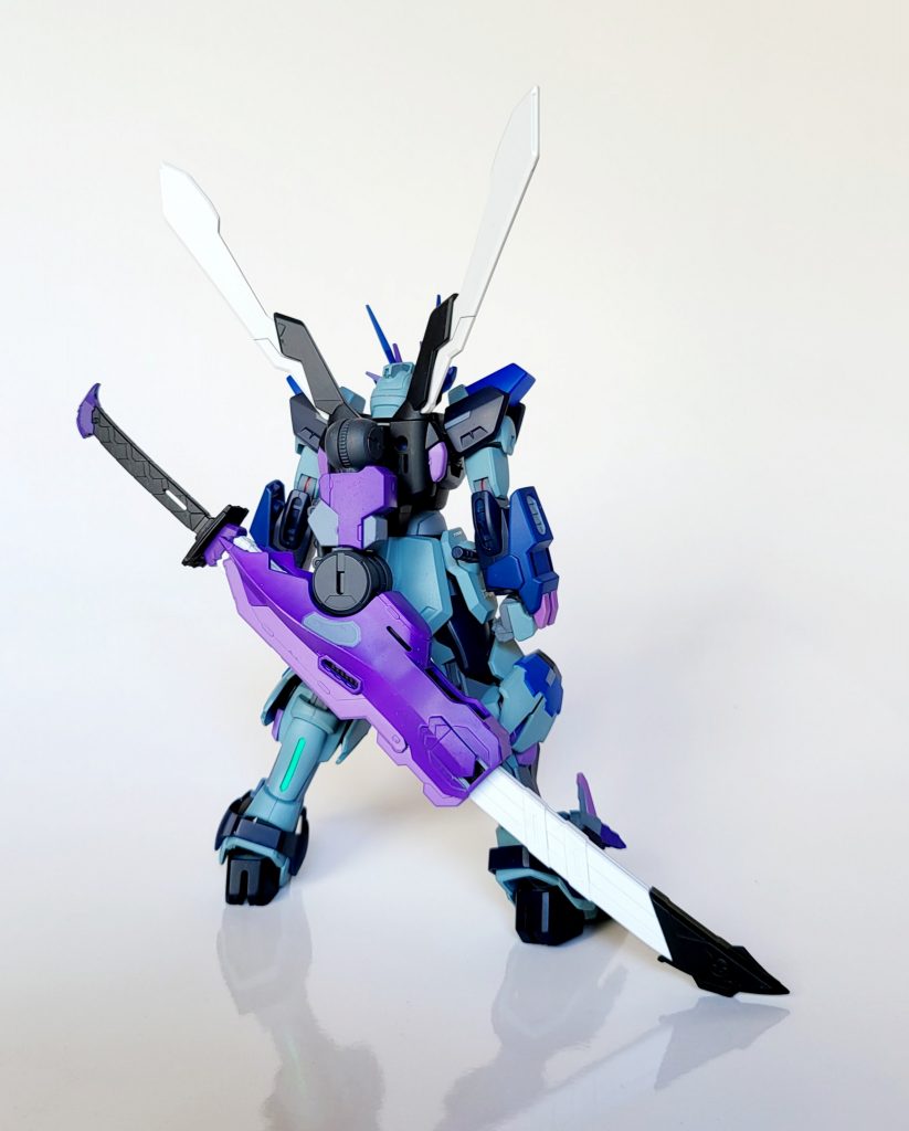 自分はベース機の良さを活かして近接特化の機体に仕上げてみました!武器は背中に構えた大太刀「星崩し」1本のみ。腰にビームサーベルが見えますが飾りです。単身突撃し乱戦に持ち込むことで敵の注意を引き、後方支援により各個撃破するのが基本の戦術になります。夜間迷彩を意識しているので派手な色は使わず地味目にしています。大太刀の鞘が単色なのはディティールに沿って色分けすると敵に刀を背負っていると見破られてしまうため。