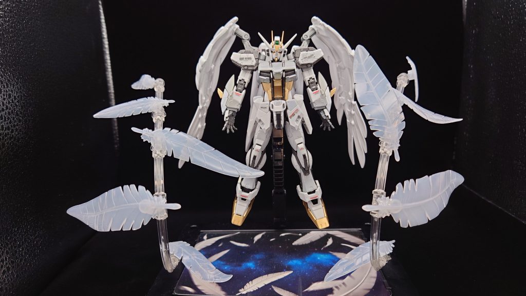 折角肩装甲にデカールを貼ったので、肩ユニット解除状態で一枚。装甲は技術提供で製造された新装甲を使用、軽量かつ強靭な装甲により機体重量の軽量化により更なる機動力を獲得。ウイングゼロ8.0t、ストライク64.80tって重量差凄過ぎですよね。