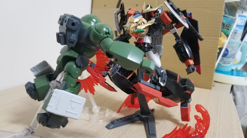 ・ビームニークラッシャー膝に装備された接近戦用ビームニードル。攻撃だけでなく防御にも使用される。