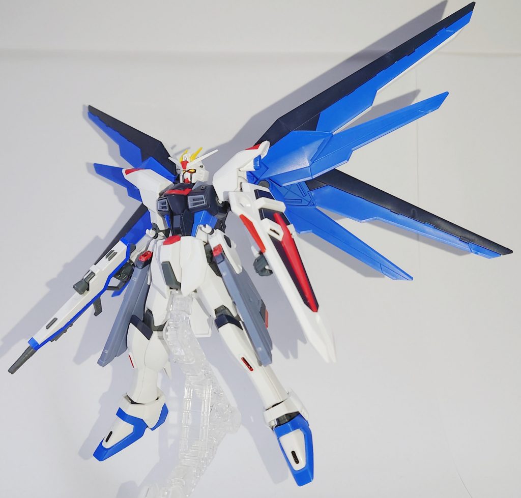 みんな大好き「舞い降りる剣」の例のポーズ。DESTINYの「よみがえる翼」でも使われてる。