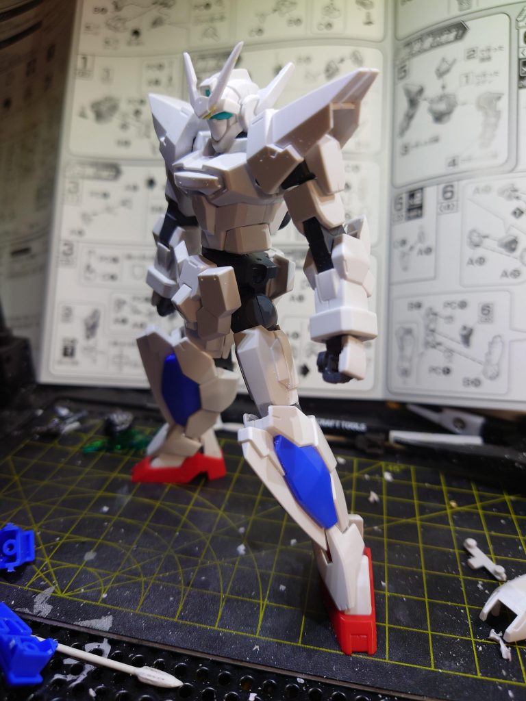 試作段階。足に関してはAGE1とAGE1レイザーのパーツが、干渉するのでパーツを削ったり切り取ったり…