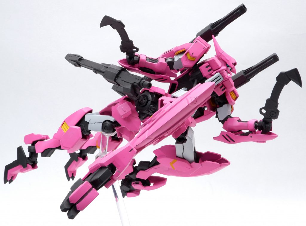 ポージングその2可動箇所が多すぎてポージングがかえって難しくなってます。