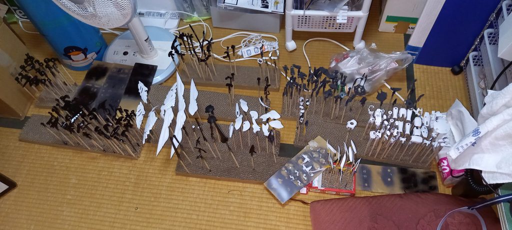 本体外装のEXホワイト塗装時に塗装ブースのフィルターが目詰まりした結果、吸い込まれなかった塗料が大量に舞い上がってしまい、結果マット仕上げになるトラブルが発生、やむなく本体外装はEXホワイト→半光沢クリアーで仕上げています。こまめな清掃大事ですね。なおその他の塗装は、フレームはメガサフスーパーヘビィのみ、アクセントにメタルレッドやクリアブルー、エナメルのゴールドやシルバーを使用しています。