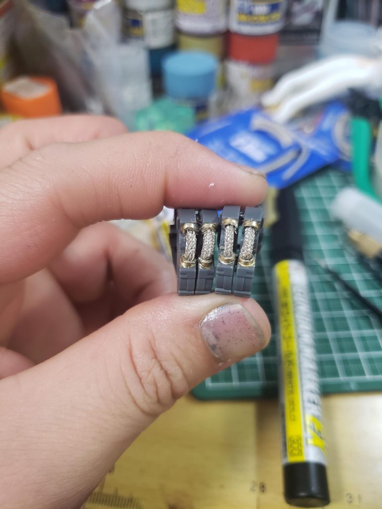 見えなくなるとは理解していましたが、膝裏の配管部をカットしメッシュパイプを使用してパイピングも施しました。