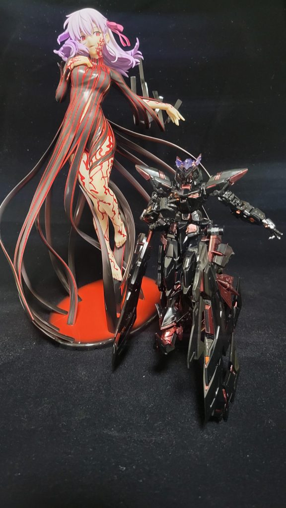 手持ちのフィギュアと写真撮影。黒は光沢強め、赤は赤黒いメッキで塗装するといいかなーと思って色のチョイスをしましたが、赤はもっと明るめでも問題なかったかな？って気もしてます。RGのキットの全塗装は初でしたが、パーツの多さに心が折れてて塗装をしようってなるまで時間かかりましたね。RGはよっぽどがなければ全塗装はしないかな？