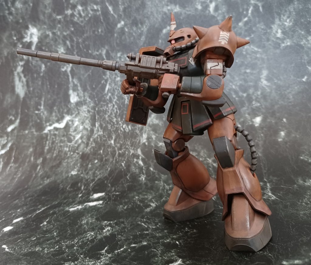 先ずは頭部モノアイの幅詰めに挑戦♪慎重かつ大胆にヤスった割には満足の出来具合お次はスカートや脚部頭部アンテナや手背部分へ赤色のラインをデカールの代わりに塗装してみたこちらもそれなりに満足そして初挑戦で最も緊張したのがスジ彫り💧脚部や上腕部に施したけれど…線がガタガタになるわはみ出るわで悲惨な結果になってしまった(笑)ヤラかした箇所を接着剤で溶かして修正したりウェザリングで荒が目立たないように誤魔化せたのでうまく行ったかな😃