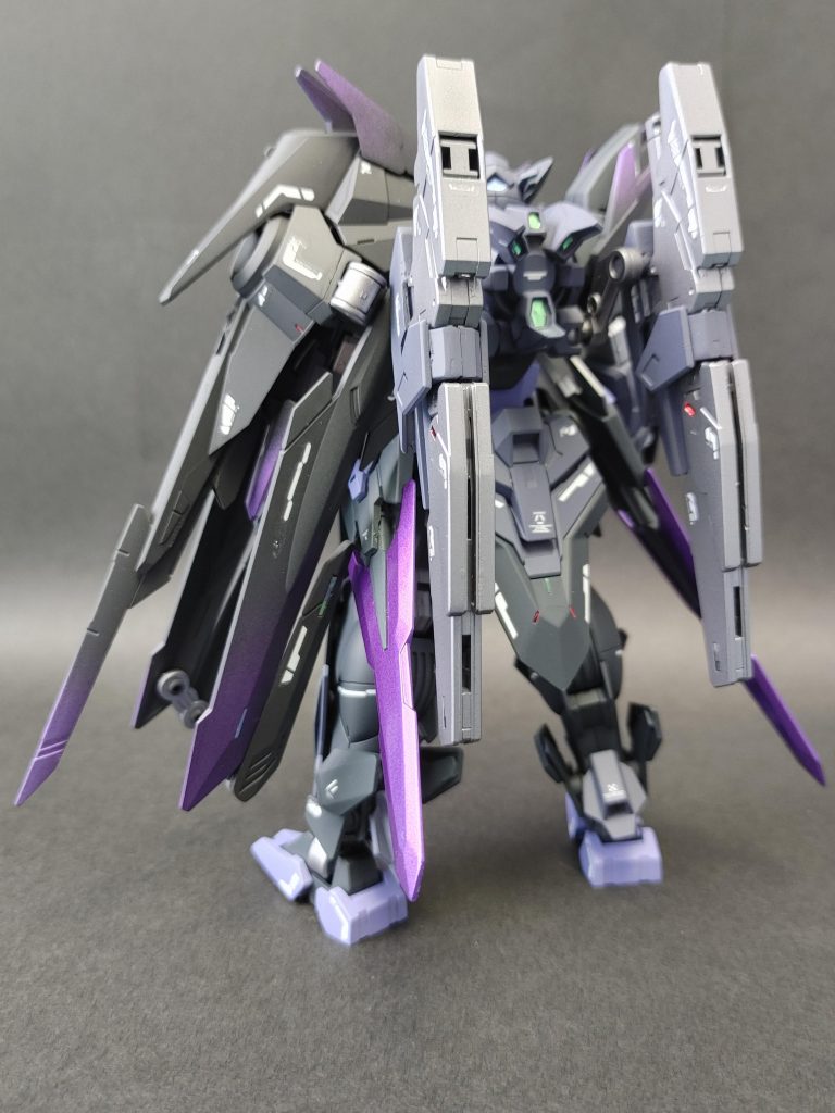 背面の武器はダブルオースカイメビウスのものを少し手を加えて装備しています