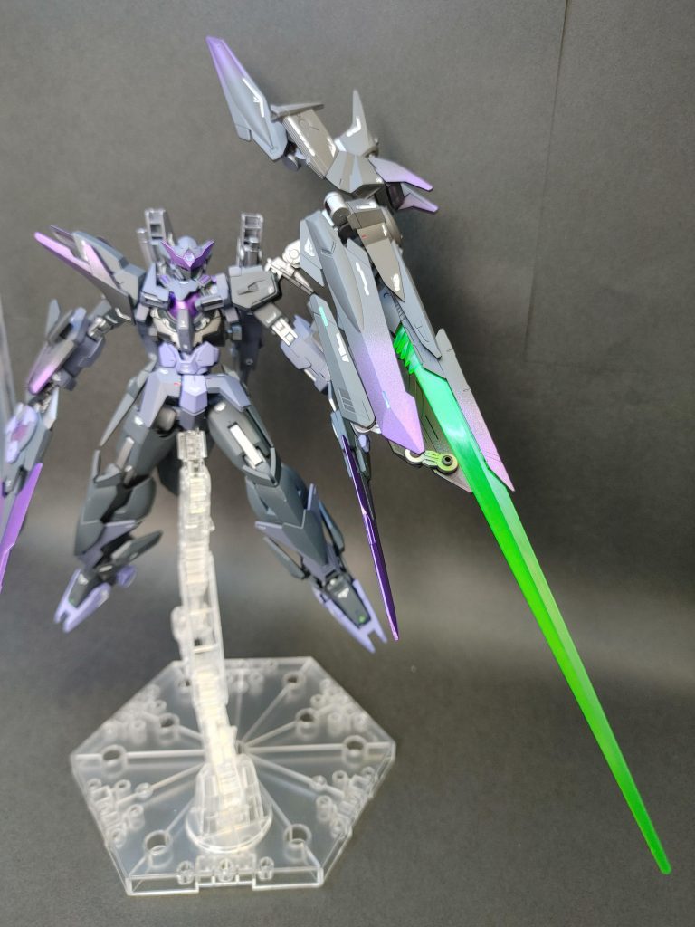 エクリプスガンダムのビームソードの先端を接着しています