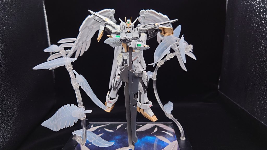 背面腰部に接続可能な実体剣は物理破壊力重視のもう一つの大剣です。