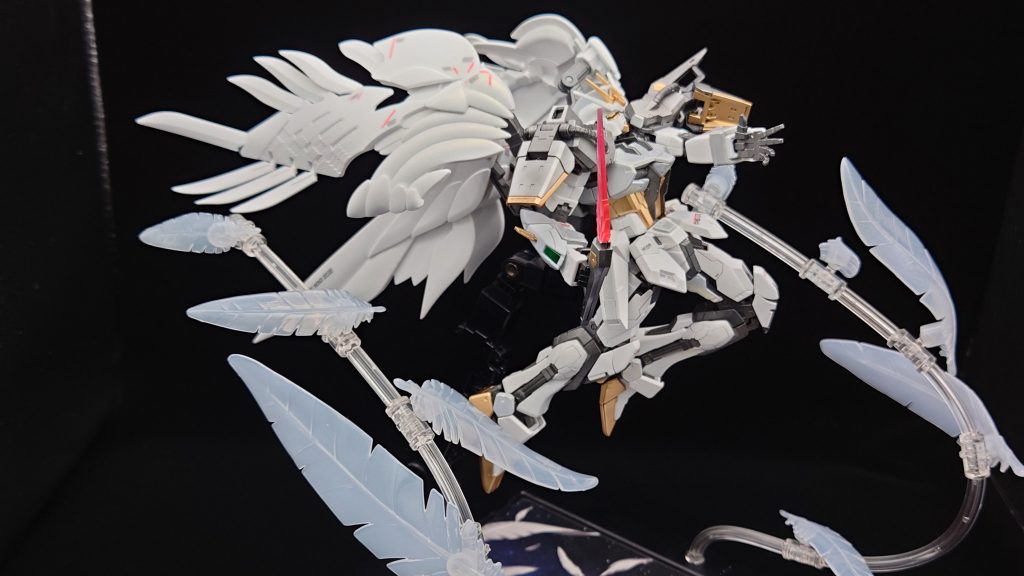 マイダスメッサー投擲の構え。機体出力上昇及びエネルギー効率の最適化でソードストライカーのものより威力向上。ブーメラン系兵装が以外と活躍してる為、ベース機と違い両肩に装備された。実際の所は個人的な趣味です。