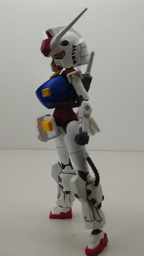 サンボル版パーフェクトガンダムイメージなので元々がサイコザクだったという事で左目しか見えておらず右目は義眼のためハイライトが消えている設定です。なぜ右目が義眼かというとサイコザクの資料漁ったら左側にモノアイが向いている絵が多かったためそうしました。