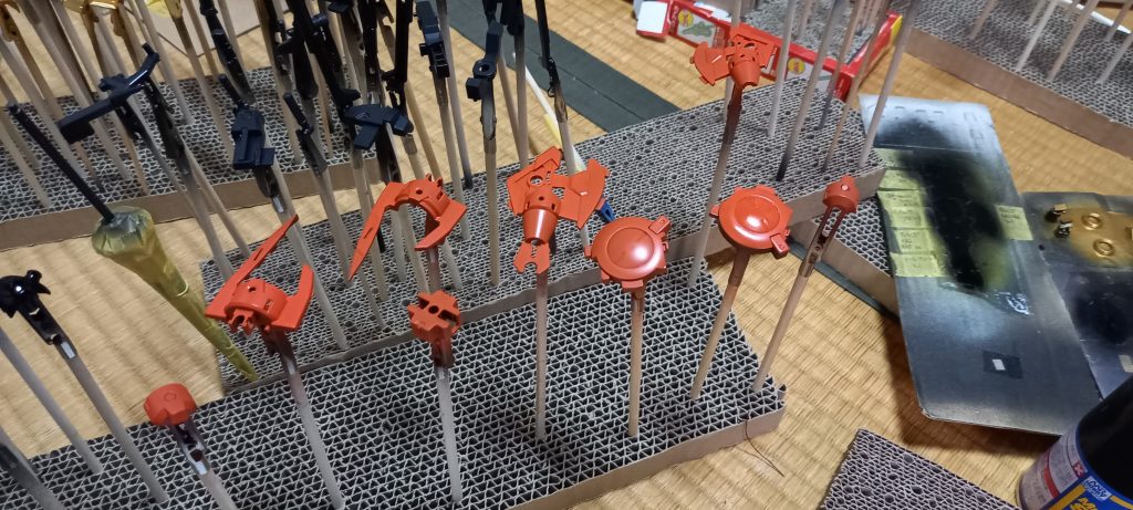 更に武器類の一部パーツをEXブラック→赤朱鷺色で塗装したところ昔実家で使っていた急須の色そっくりに…。こちらも泣く泣く薄め液で塗装を剥がし、結局1500番の黒サフのみでマット仕上げにしています。