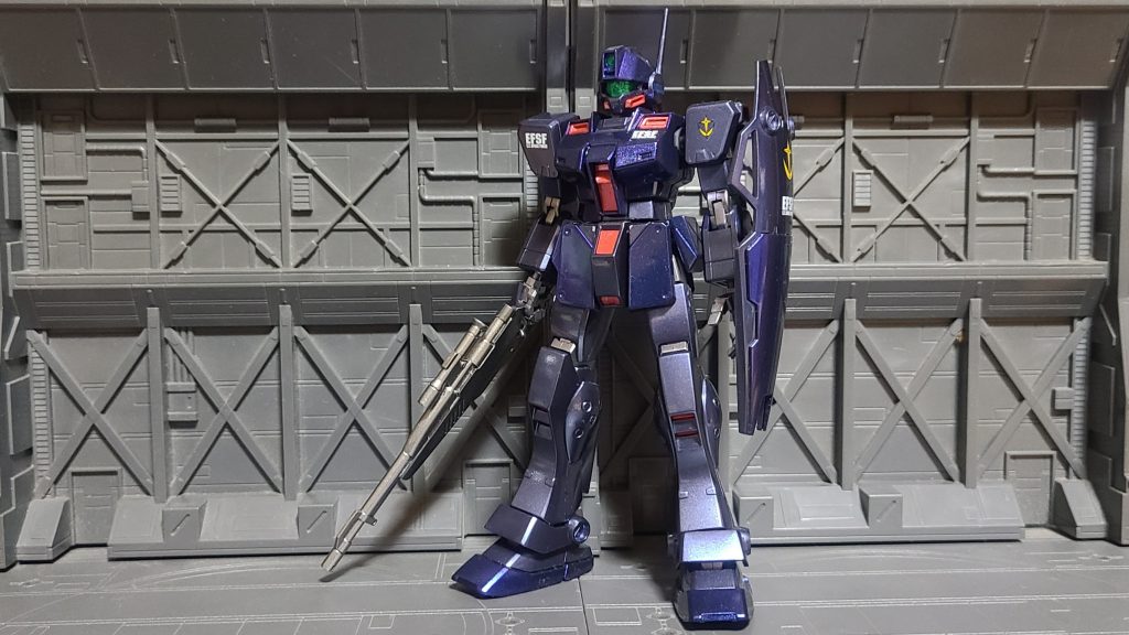 色レシピは、濃い青・クレオスのサファイアブルー・アメジストパープルを１：１で調色薄い青・ガイアノーツのパールマーズダークブルー赤・クレオスのGXメタルレッドとガンダムマーカーのEXロイヤルメタレッド