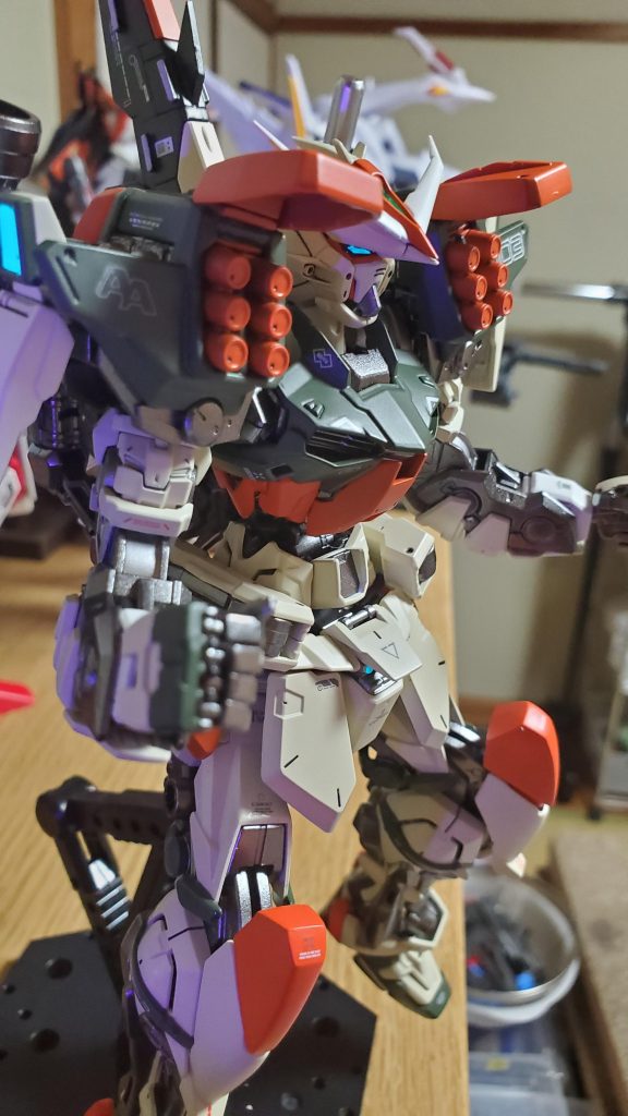 最終組み立ての時に頭のパーツが割れてしまいました。反省点スジボリを一切しなかったのでディテールがショボい。デカールが少なすぎ。塗り分けがあまり出来てない。パテで膝の延長をしてみたが左右で微妙に大きさが違う。使った塗料メカサフヘビーアルティメットブラックスターブライトアイアンフレームアームズガールズプラチナブロンドベースガールズ&パンツァープラウダグリーンピュアオレンジクロームシルバーフィニッシャーズ赤金蛍光クリアグリーンGXメタルグリーンEXホワイトEXクリアー光沢(フレーム、カメラ)EXクリアーつや消しエナメルブラックエナメルクロームシルバー