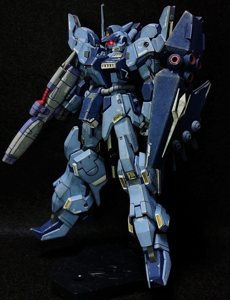 整形は平面が多い機体で各所にヒケが多かったので処理し、各砲口や噴射口を開口して、プロペラントタンクの合わせ目を消しています。特にシールドのメガ粒子砲は開口したことで奥行き出てかなり良くなりました。