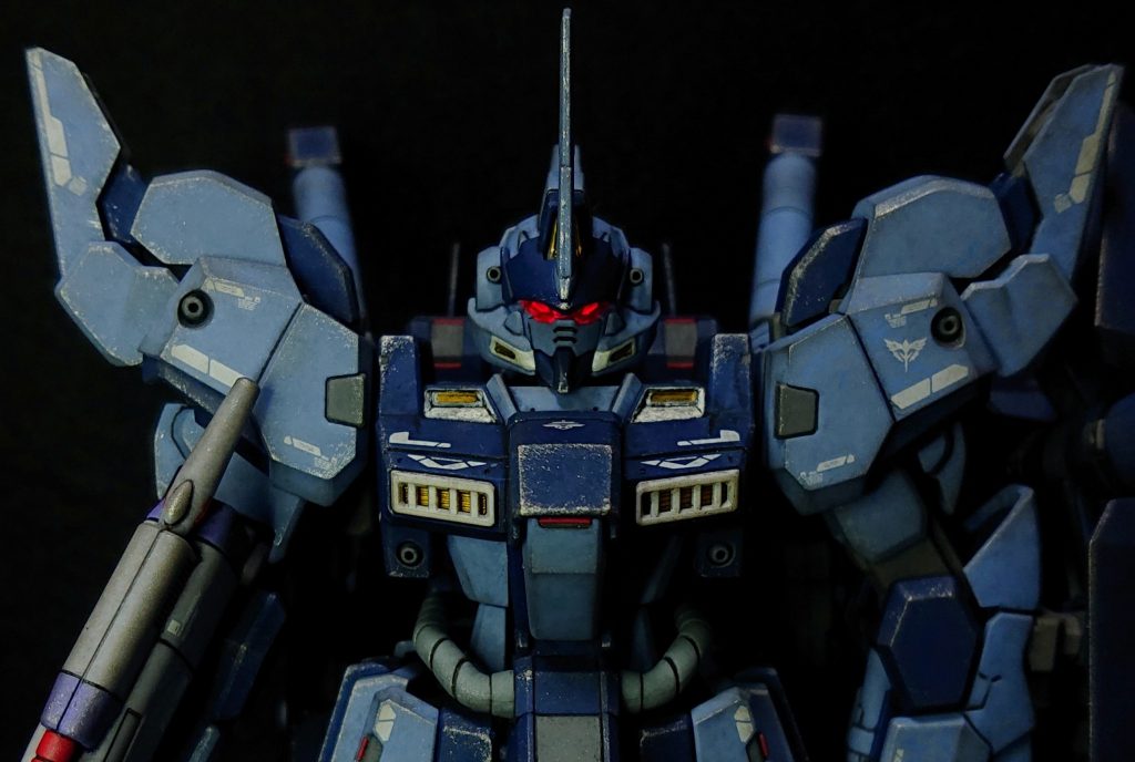 ツインアイの電飾は目のモールドの縁をケガキ棒やラインチゼルで少しずつ削ってくり抜き、内側から赤いLEDで光らせています。くり抜いただけでは目の部分が非発光時に暗くなってしまうため、ミラーフィニッシュと目の部分を切り取った付属のホイルシールを貼ってツインアイのディテールを確保しています。配線はいつも通り首・胴体・腰の接続の中心やすぐ近くを通して、可動域を確保しつつ腰の下からケーブルを出しています。(写真ではケーブルを編集して消しています。)