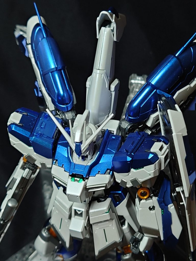 青以外は下地そのままで各色パールをふいてます青だけは黒下地にサファイアブルーをふいてますトップコートに艶アリクリアーを吹いてます