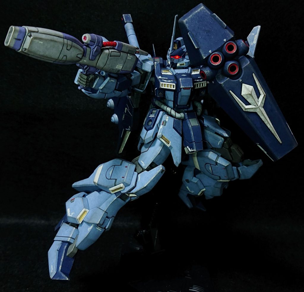 ここからはポーズを取らせた写真になります。まずはハイパーナックルバスターを構えた写真です。