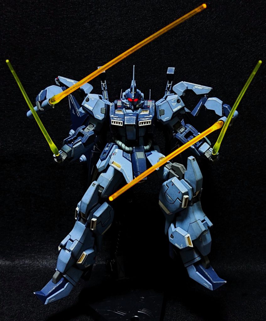 続いてサブアームを展開してサーベル4本を構えた写真です。