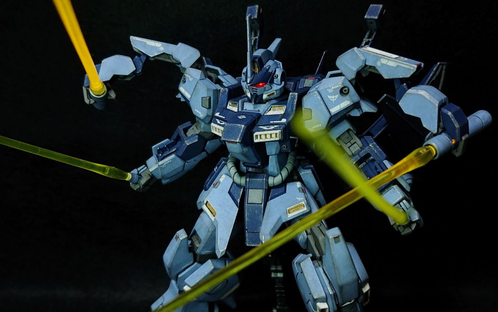 ハイパービームサーベルは中心が空洞になっていたので、ドリルで少し穴を深くして、ミライトの黄色を入れて発光出来るようにしました。