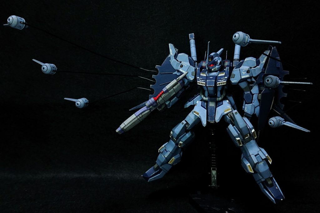 続いてインコムを射出している写真です。インコムのリード線は瞬間接着剤で太くしても重みで下がってしまうので、思い切ってスラスターバインダー側のリード線を差し込むパーツの底部分に切り込みを入れ、中でリード線を引っ掛けることで向きを固定出来るようにしました。射出していない状態にするときにはスラスターバインダーを分解して、差し込むパーツごとリード線を外しています。