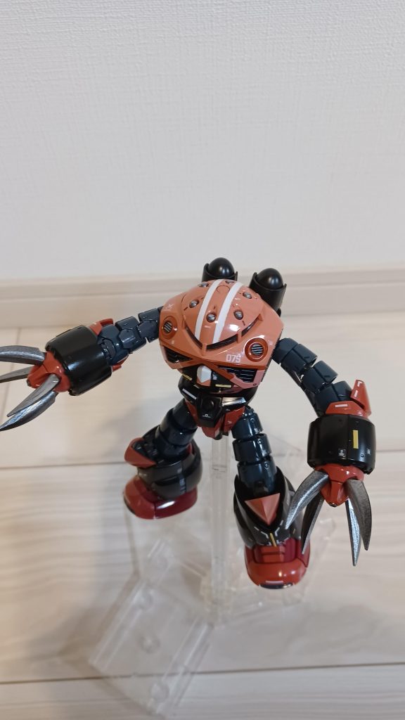 頭部は、赤井さんの車をイメージして、白いラインを塗装しました‼️