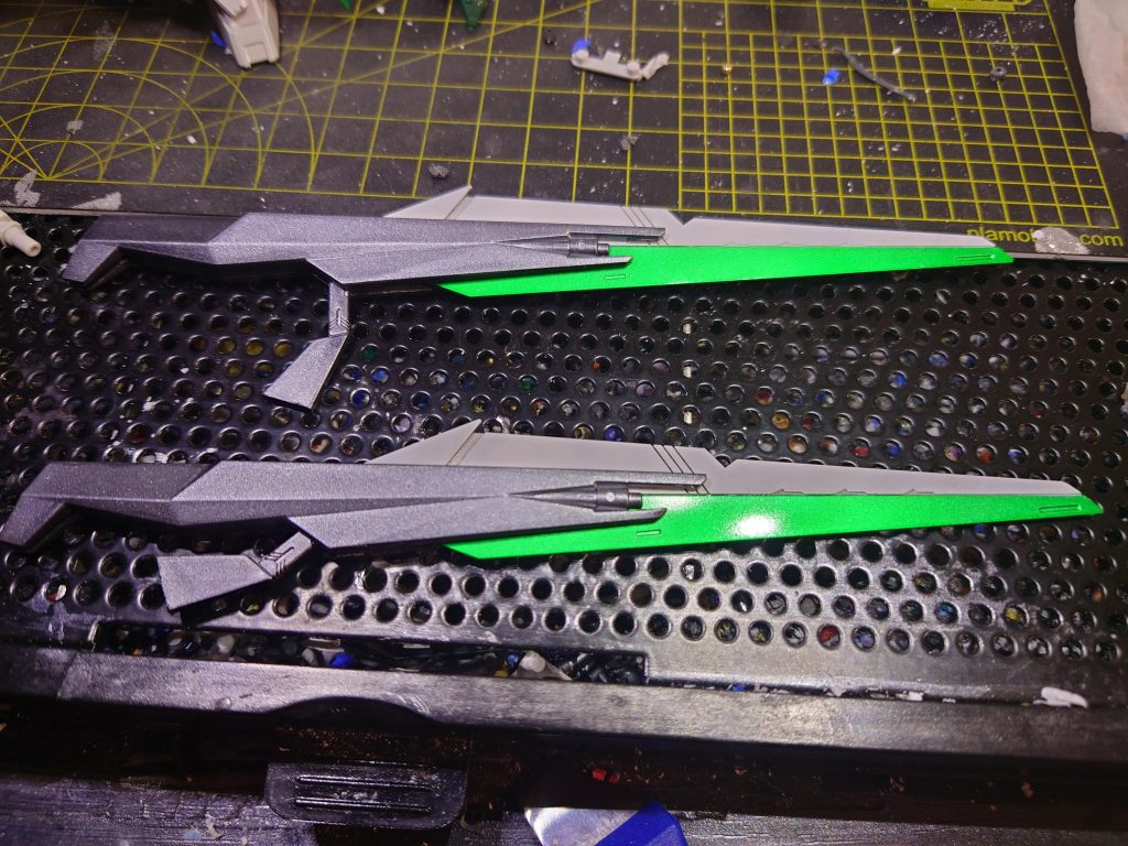 剣の全体像作りは簡単で、MGフリーダムのバックパックの一部をダブルリベイクライフルで挟んだだけ。うん、コレは剣というより、ガンブレード…（二度目） 今回はいろんな実験を兼ねての作成となりました。最後までお付き合いいただきありがとうございます。ではまた！