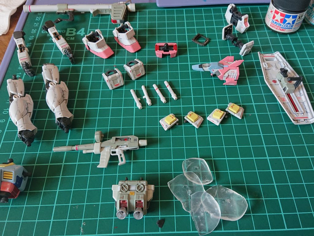 無くしましたね😭。パーツを洗うと何処かに行ってしまう(下写真の濃灰色パーツ)。無くさないように小分けに洗っても何故かしら無くなる。ガンプラあるある。皆さんのように「おゆまる」と「UVレジン」で再生😖。