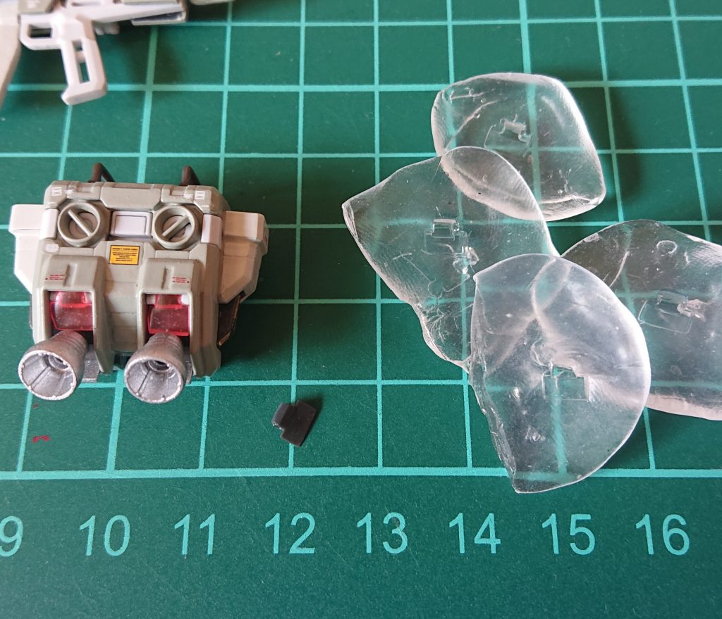 UVレジン(クリアレッド)で再生したら、かっちょよくなりました(飾ると見えなくなりますけど)!こう言うのを「怪我の功名」って言うのかしら😏。