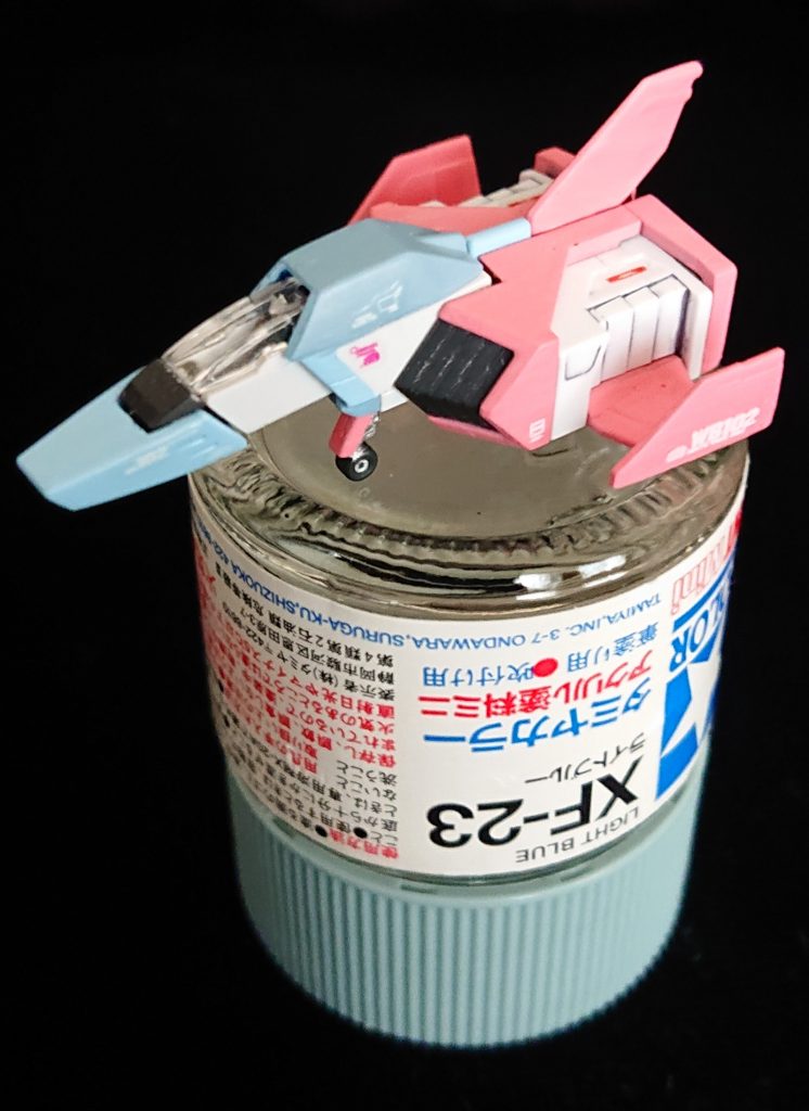 おまけのコアブースターも細かく色分け。とても、ちっちゃこい。老眼が入ったら、制作できなくなるのでしょうか?そしたら、MG(マスターグレード,1/100)に移行しなければ、でも、お高いからなぁ。老眼が入りませんように。