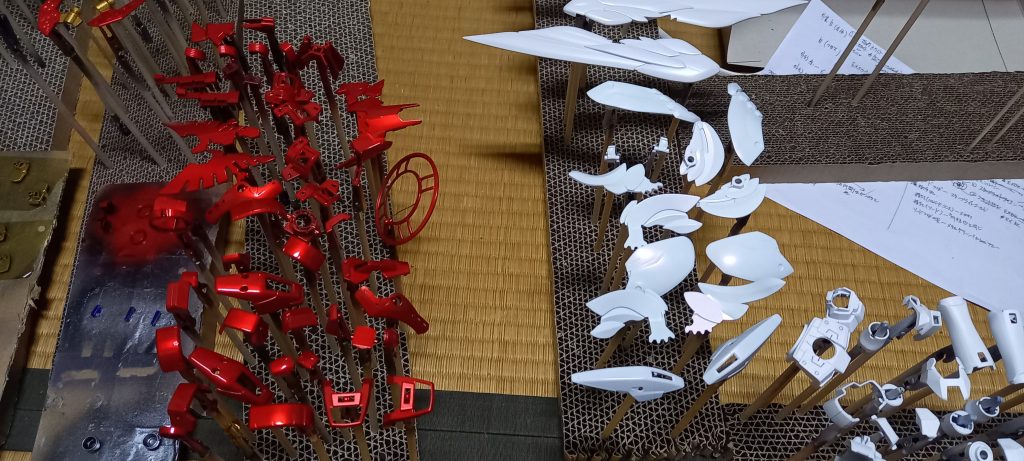 塗装ですが赤はEXブラック→スターブライトゴールド→プレミアムレッド(クリアー)のキャンディー塗装、翼はEXホワイト→ムーンストーンパール(一部はルビーレッド)のパール塗装です。共に仕上げは光沢クリアを重ね吹きしています。ここはうまくいきましたが…