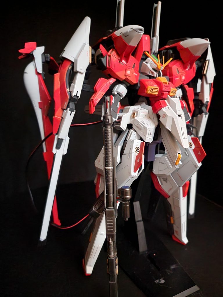 別アングルです下半身は太もも以外はハイゼンスレイⅡのままです。製作中サイズの感覚がマヒしてしまい、気晴らしに組んだリバイブザクが異常に小さく感じました