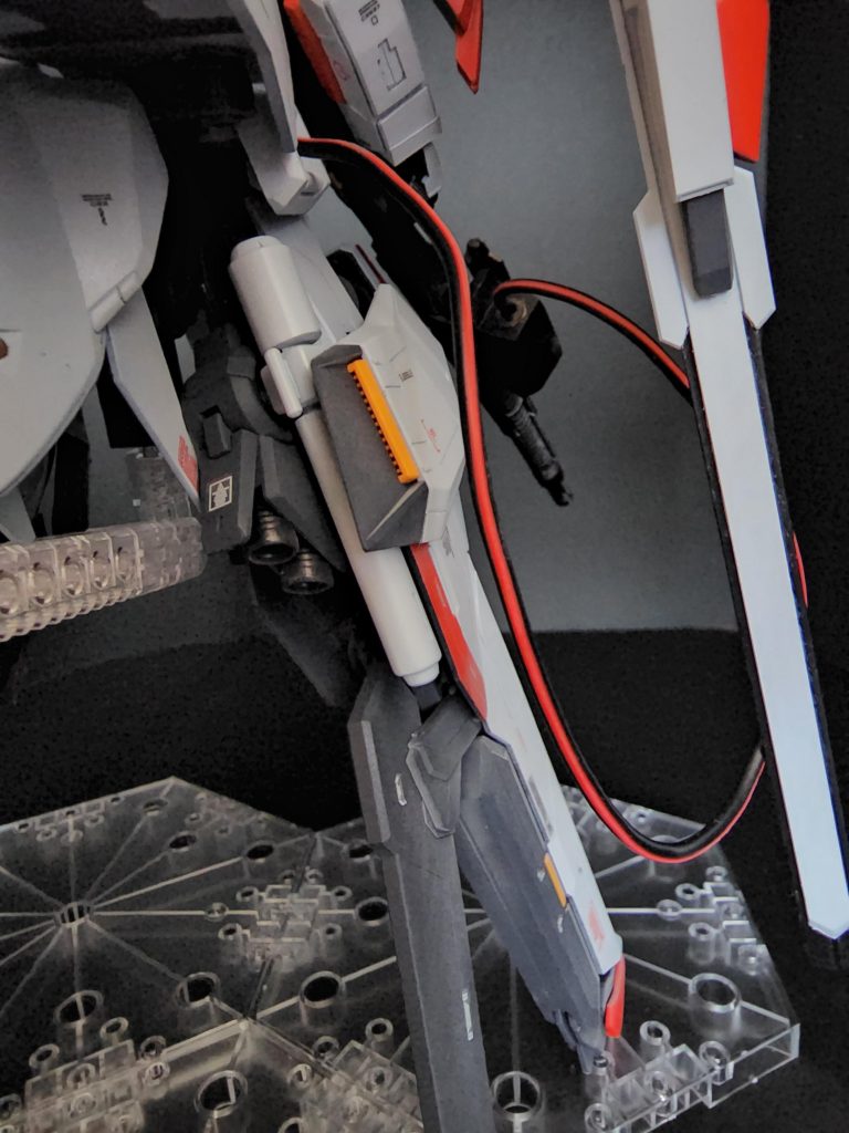 太ももは本来、ウーンドウォートのスネパーツが付くのですが外してSガンダムのバックパック接着してます。スマートガンはテキトーにリード線を接着してます