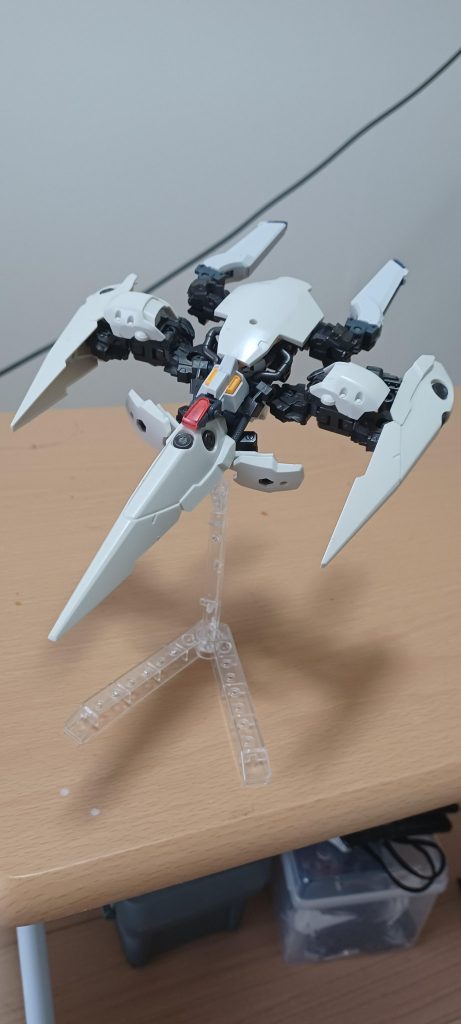 そして最大の見せ場！完全変形します！差し替え無しで飛行形態へ、我ながら上手くいって満足です、皆さん暖かい目で見てくれたら嬉しいです