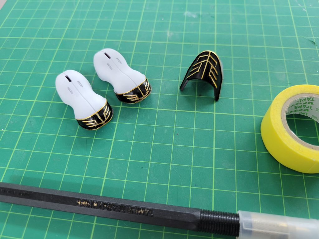 エングレービングはエバーグリーンの0.5プラ棒で作成。セミグロスブラック(タミヤ)を吹いて、ガンダムマーカー イエローゴールドEXで塗装しています。もう少し、きちんとした工作が必要でした…。