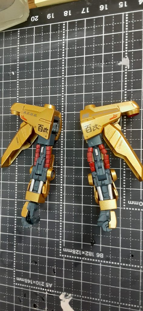 肩から下がるアーマーにはハルートからのパーツをもってきましたが、結構アレンジが効いたとおもいます。上腕の動力パイプはスプリングにモビルパイプを合わせ、肘曲げの際にも追従します。