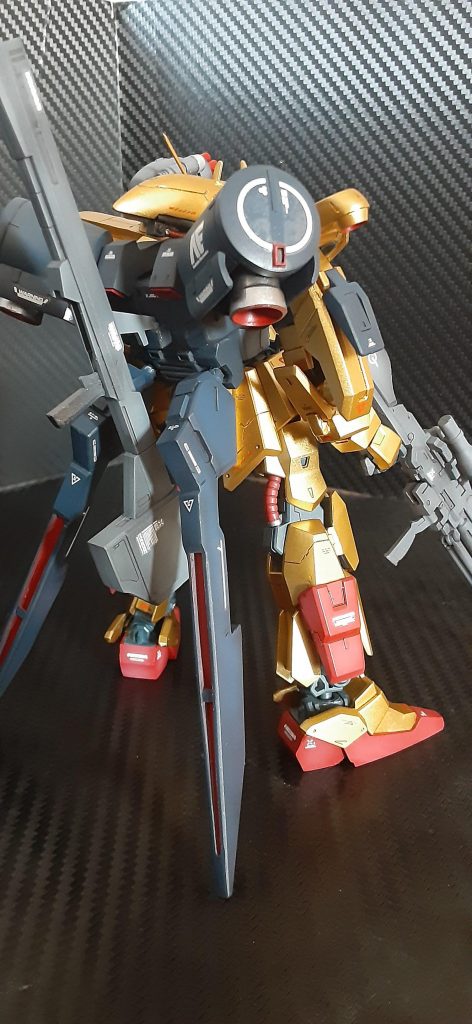 高機動デバイスというバックパック。タンク部分とスタビライザー部分基部にはボールジョイントで自由に可動します。ふくらはぎ外側の赤いアーマーもハルートの部品を切り出して使っています。