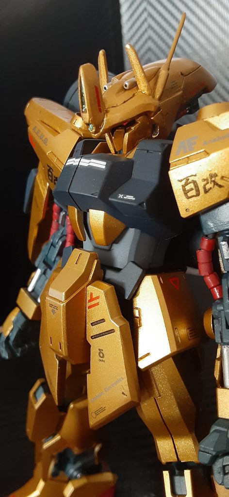 象徴的な肩の百改マークですが、hgに合うちょうどよい［改］デカールが見つからなかったので、根性で直筆しました!面相筆でエナメル書の後、滲みに気を付けながらラッカークリアーをオーバーコートです。