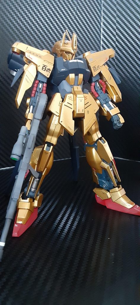 模型仲間から有り難く譲り受けた百式。［改］への改修は自分には敷居が高いものでしたが、今のスタイリッシュなリバイブ版に似合うアレンジを取り入れながら根気強く制作しました。