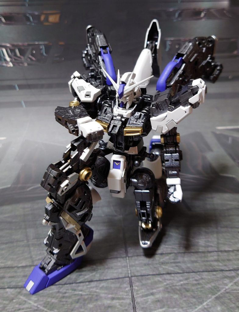 立膝。シルバーは黒サフ→ブラック→メタルシルバー→光沢。ゴールドはメタルシルバーの代わりにメタルゴールドを使用。