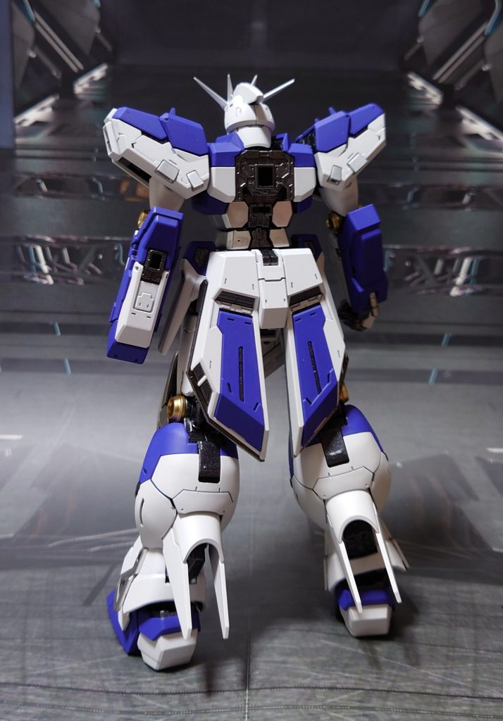 バックパック無しの後ろ姿。濃い紫は黒サフ→パープル→つや消し。薄い紫は黒サフ→ラベンダー→つや消し。白は部分塗装のみでつや消し。墨入れと細かい部分塗装はガンダムマーカーを色々使用。