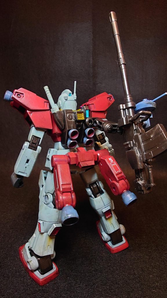 後腰部のスラスターユニットは、後発の第3世代MSにも多用されたフレキシブルバインダーの前身とも目されており、後述する特殊兵装による重量増をカバーする為の高出力化に加え、広範囲に可動することで本機の機動性を大幅に向上させている。