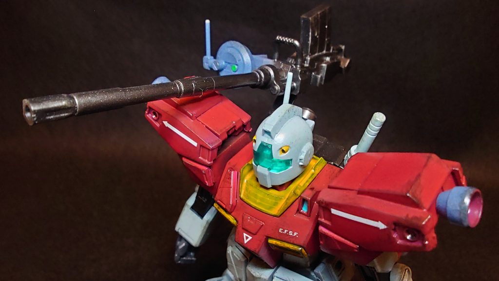 180ミリロングキャノンは、戦況に応じて各種実体弾を射出可能であり、追加装備の高性能センサーユニットによりEWAC機のサポート無しでもかなり高精度な命中率を実現している。また、ロングキャノン自体がユニット化されており、必要に応じてパージすることも可能である。