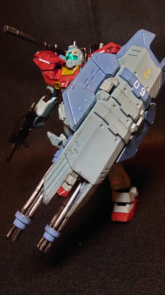 本機を語る上でもう一つ外せないのが、特殊兵装「ツインガトリング・シールド」である。一説によれば、一年戦争時に攻防一体のガトリングシールドを携行していたジオン軍MSの資料から着想を得たとされており、本装備の完成により、長距離からのロングキャノンによる拠点破壊の後、迎撃の砲火を大型シールドで去なしつつ、高速移動しながらのツインガトリングの掃射による面制圧でターゲットを沈黙させると云う、“スウィーパー”の運用構想が固まったとされている。その他、ジムⅡに制式採用されているビームライフル、右前腕及びバックパックに計3基のビームサーベルを携行し、前線での白兵戦にも十分対応可能である。