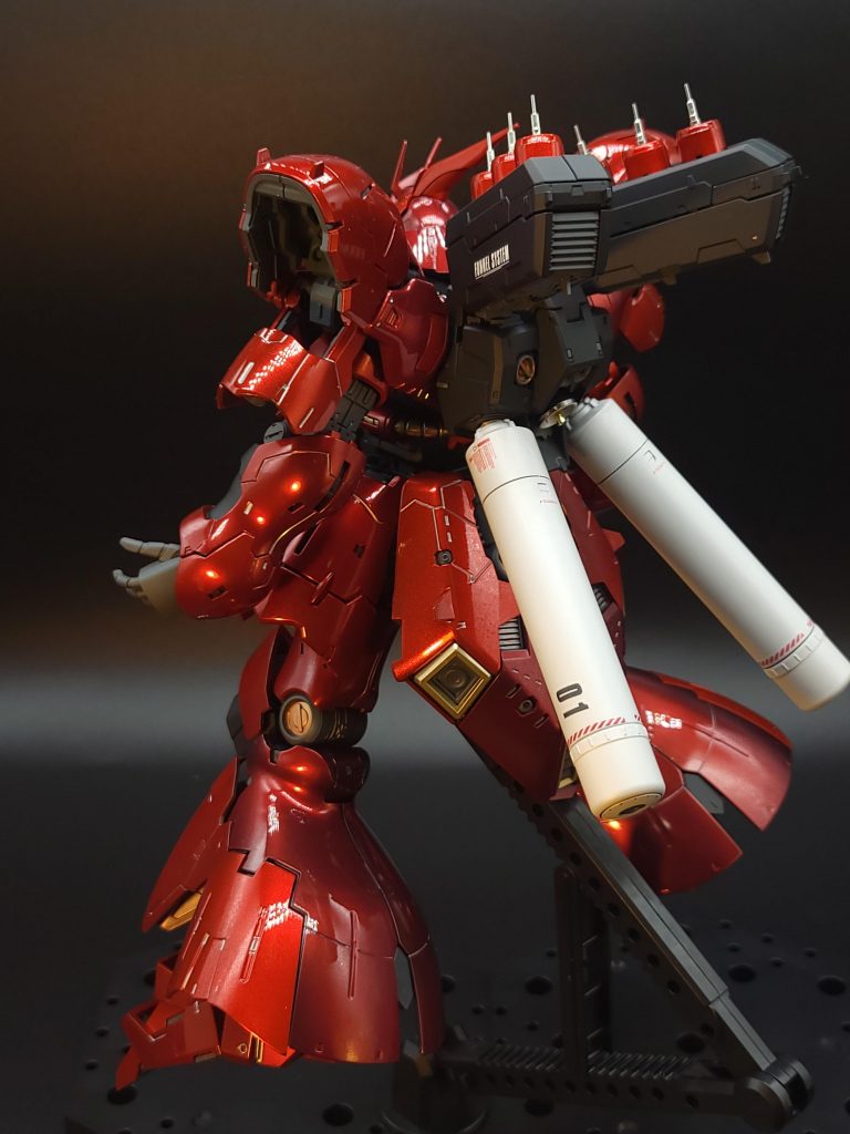 ■リヤビュー1腰部〜脹脛までのボリュームとメリハリが素晴らしいですよね…ジオニズムは脹脛に宿る…!プロペラントタンクはキットの黒でも良かったのですが、清潔感を出したく白にしてしまいました。