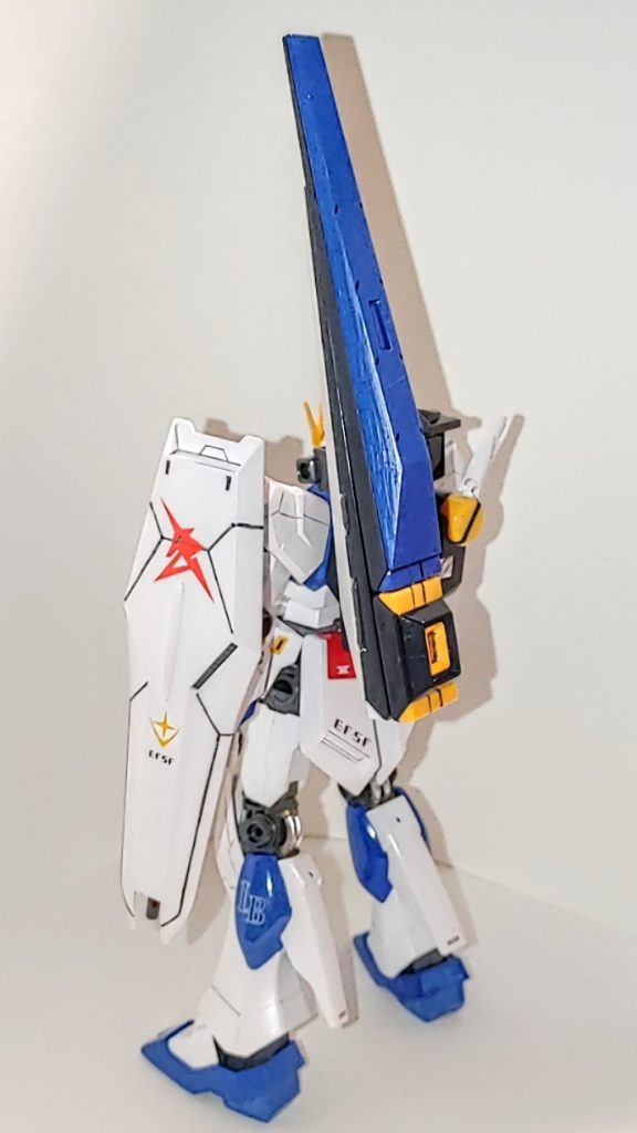 1/100のフィンファンネルだけあって、ロングレンジ・フィンファンネルほどではないけど、なかなかの大型兵器です。筆塗りなので、多少の塗りムラは見逃して下さい…。