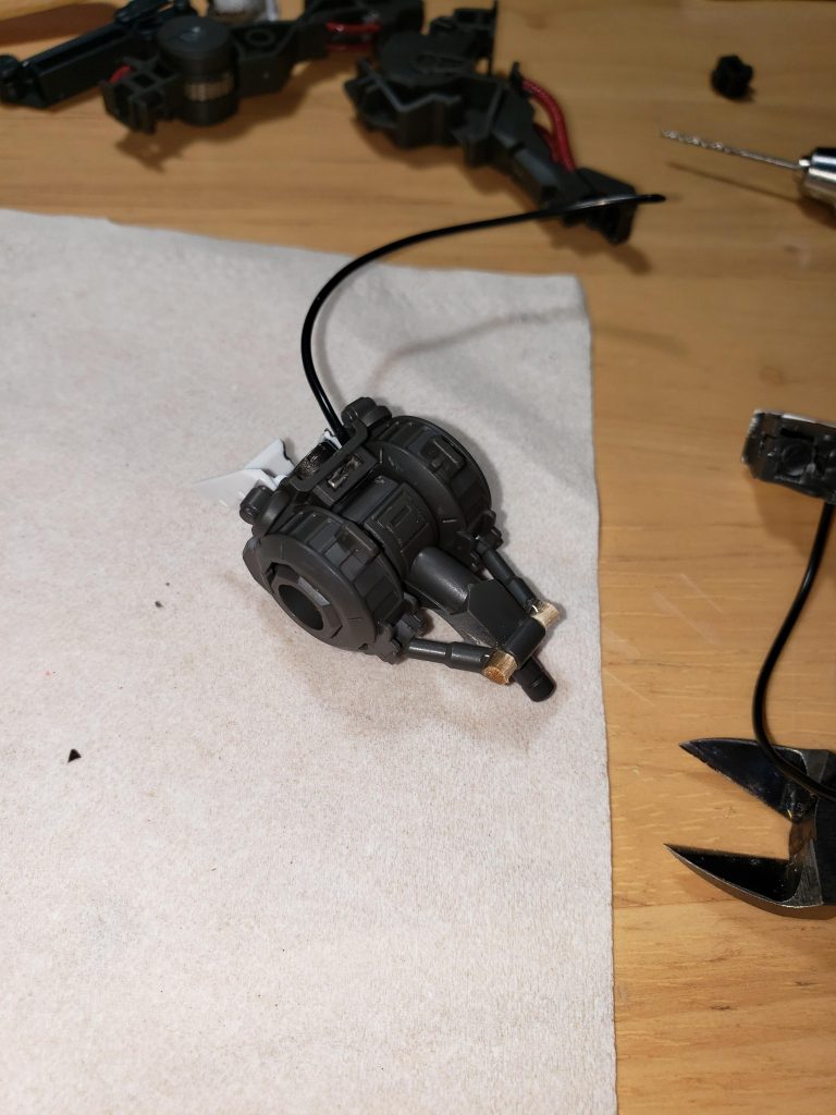 腰のピストンシリンダーが一体成型であるために、不自然な部分がありました。それを無くすためにまずピストンシリンダーを切り離して、不自然な部分を切り取りました。その後つまようじのさきっちょをぶった斬ってくっつけて...みたいなことをしてました。今回割と爪楊枝が大活躍でした。