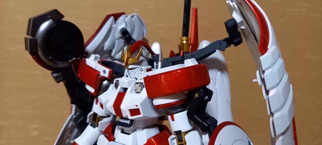 バストアップ。スジボリ追加などはしていません。また今回デカール類も張り付けせず、丸モールド部にウェーブさんのディティールアップパーツをメタリック塗装し張り付ける程度しかしていません。