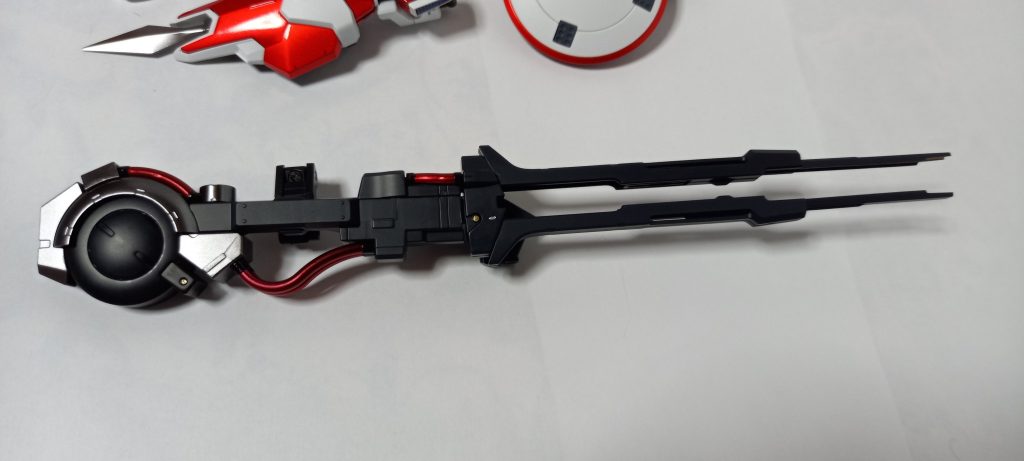 メガキャノンです。余ったクリアレッドで塗ったコードがいい感じになりました。